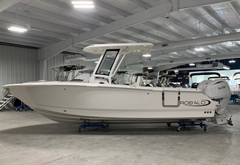 2025 Robalo R250 White  Boat